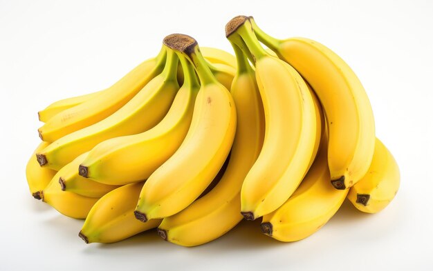 Un racimo de atractivos plátanos frescos aislados sobre un fondo blanco