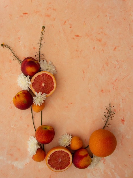 Foto un racimo de frutas en una rama con una flor