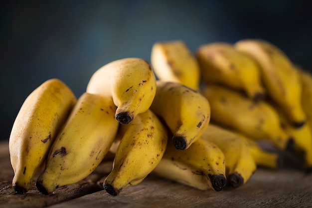 Racimo de plátano en la mesa