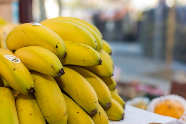 Un racimo de plátanos en exhibición en un mercado