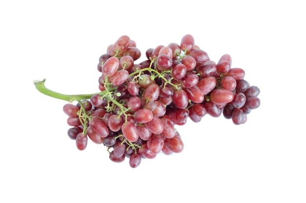 Racimo rojo y morado de uva roja madura aislado sobre fondo blanco