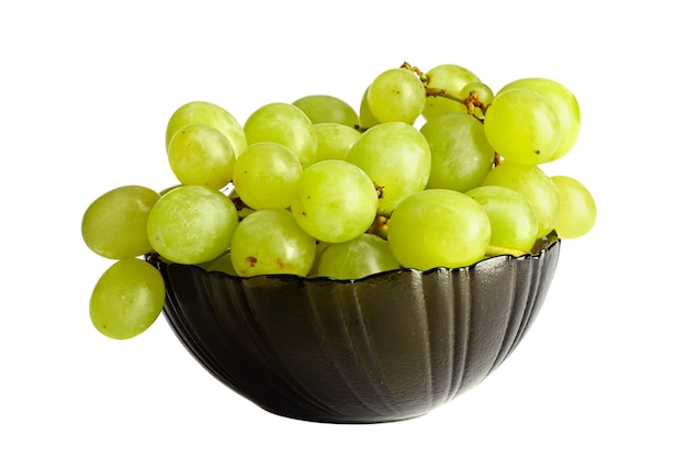 Racimo de uva fresca en un recipiente de vidrio