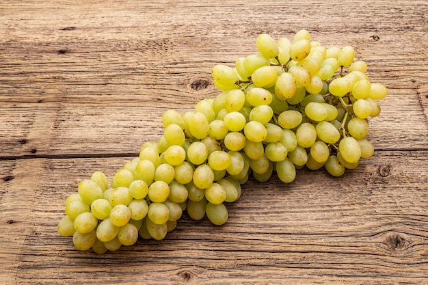 Racimo de uva verde dulce sin semillas variedad "Kishmish"