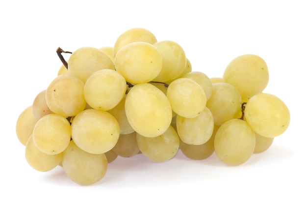 Racimo de uvas blancas aislado en blanco