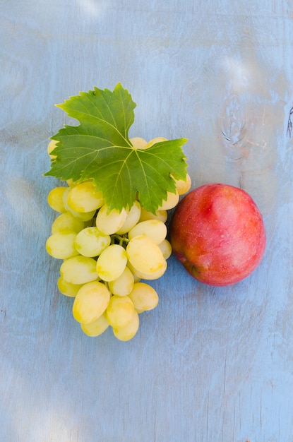 Racimo de uvas blancas y manzana.