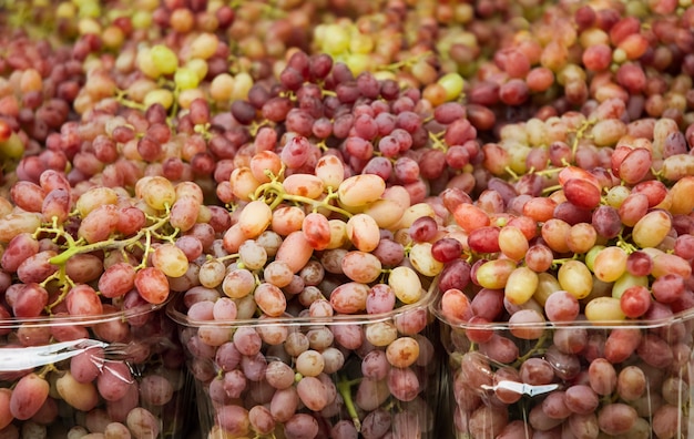 Racimo de uvas en cajas de plástico