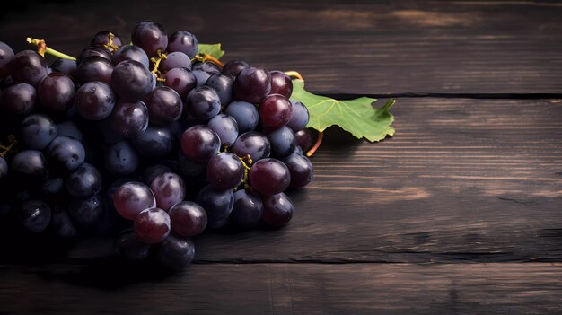 Un racimo de uvas en una mesa de madera