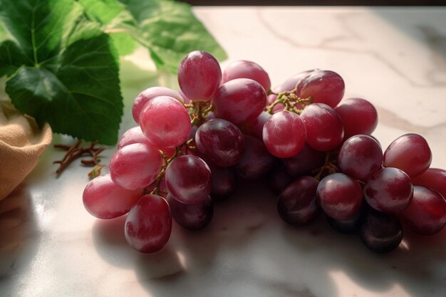 Un racimo de uvas en una mesa de mármol