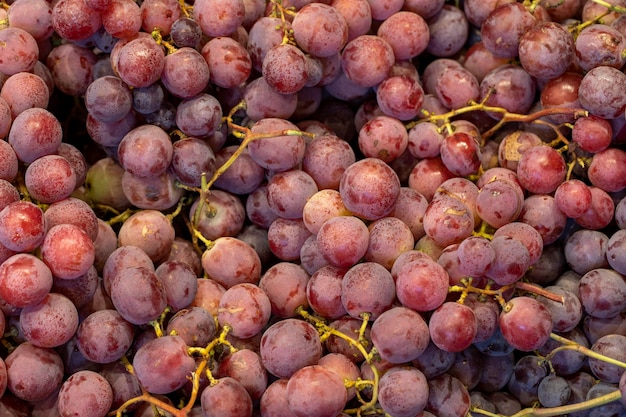 Racimo de uvas en el mostrador del mercado Montón de uvas maduras