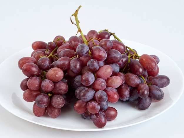 Racimo de uvas en plato blanco