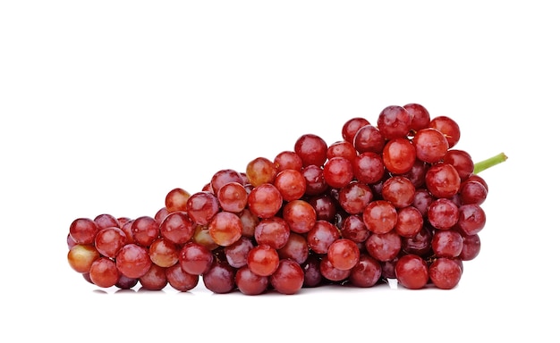 Racimo de uvas rojas aislado en blanco