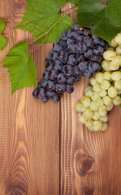 Foto racimo de uvas rojas y blancas