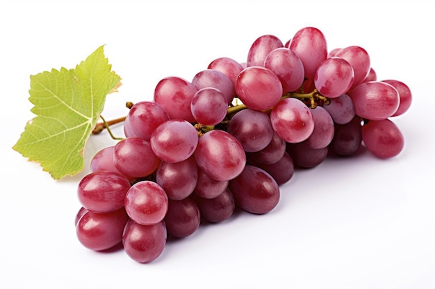 Un racimo de uvas rojas en blanco