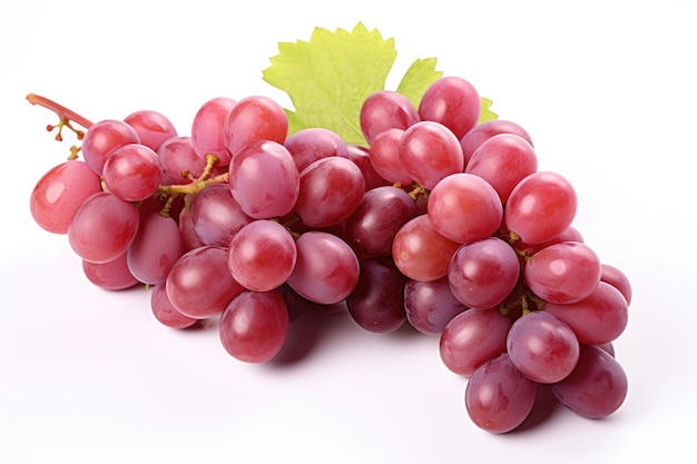 Un racimo de uvas rojas en blanco