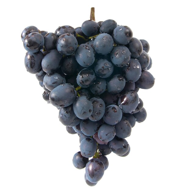 Racimo de uvas rojas maduras aislado en blanco