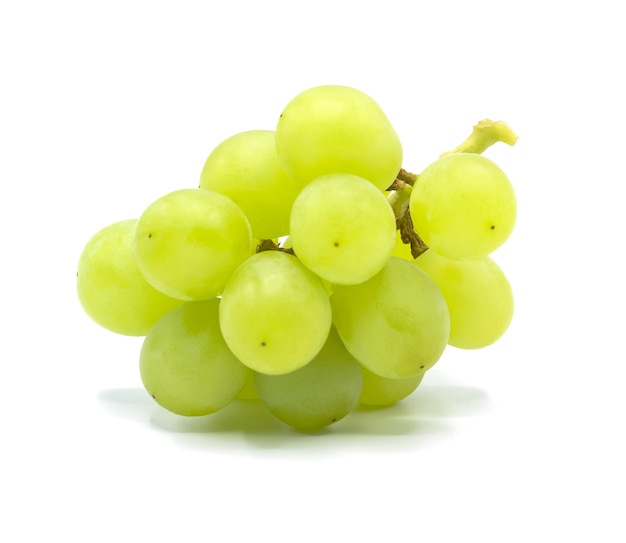 Racimo de uvas verdes aislado sobre fondo blanco.