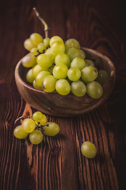 Racimo de uvas verdes maduras