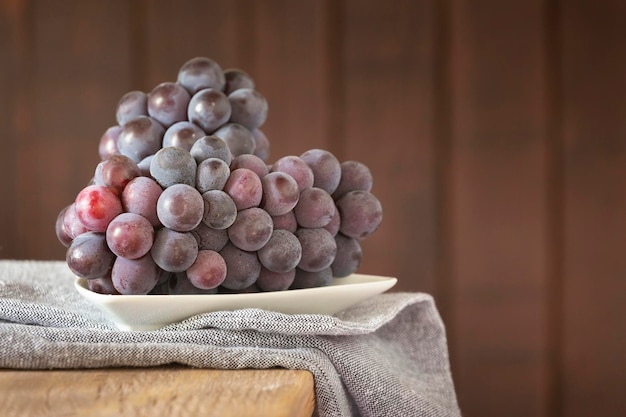 Foto racimo de uvas para vino tinto en la mesa