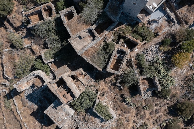 Racimos de casas abandonadas, torres y capillas en las colinas, Vatheia (o Vathia), Grecia