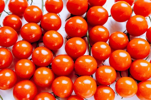 Racimos de tomates cherry de cerca