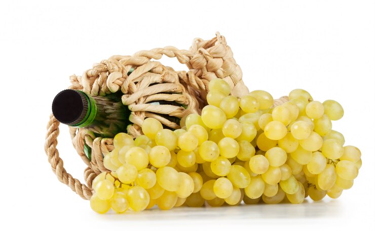 Foto racimos de uvas con botella