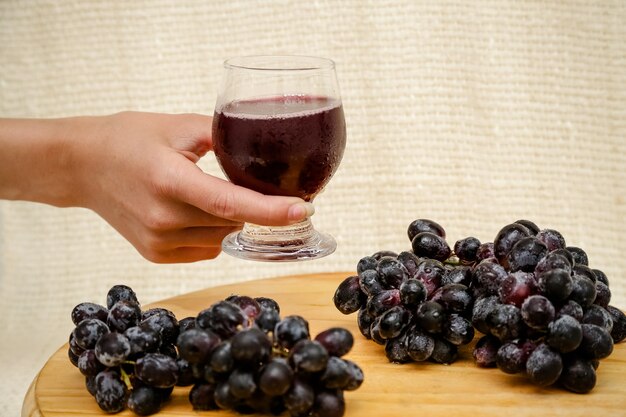 Racimos de uvas negras de agricultores orgánicos naturales sobre fondo de placa negra vista superior taza de cerca