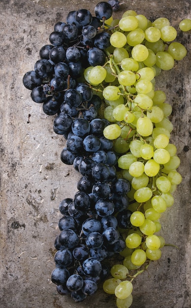 Racimos de uvas rojas y blancas