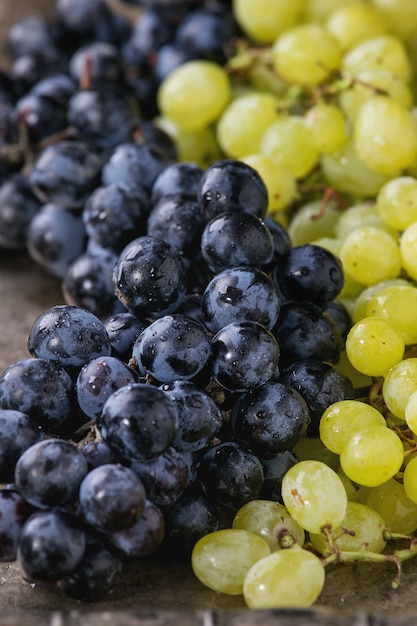 Racimos de uvas rojas y blancas.