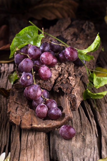 Racimos de uvas rojas maduras frescas