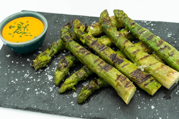 Ración de espárragos de campo a la plancha de un restaurante español.