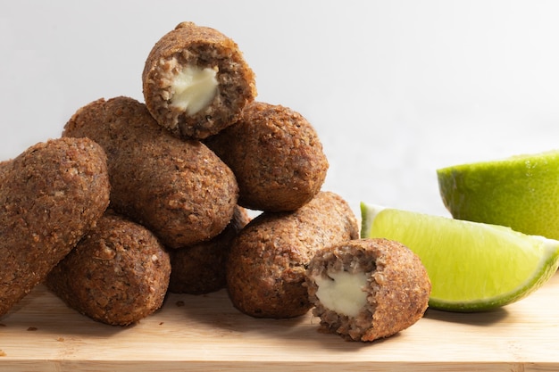 Una ración de kibbeh rellena de queso.