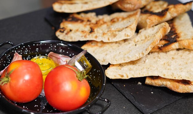 Ración de pan con tomate típica de Cataluña.