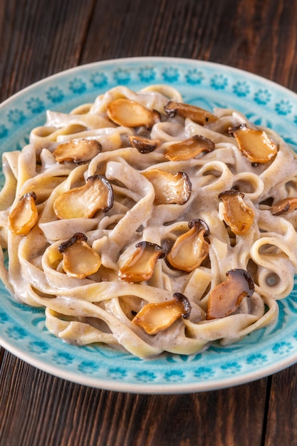 Ración de pasta cremosa de Tagliatelle con champiñones