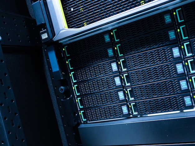 El rack de almacenamiento de datos con discos duros