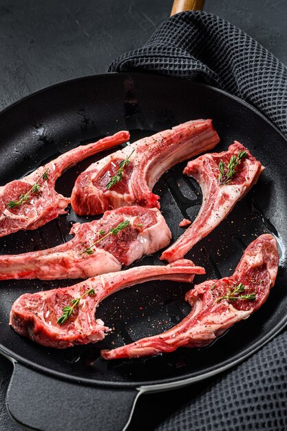 Rack de cordero, carne cruda con hueso