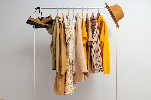 Rack de guarda-roupa com roupas diferentes conceito de roupas diferentes