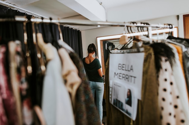 Rack de roupas com roupas selecionadas