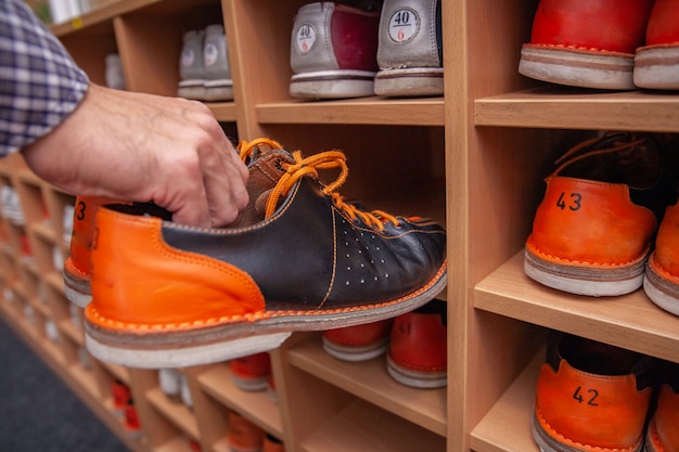 Rack mit Bowlingschuhen in verschiedenen Größen