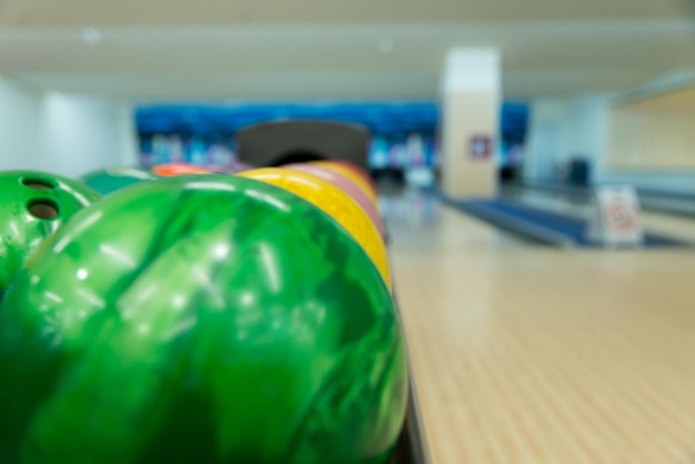 Rack mit bunten Bällen auf einer Bowlingbahn