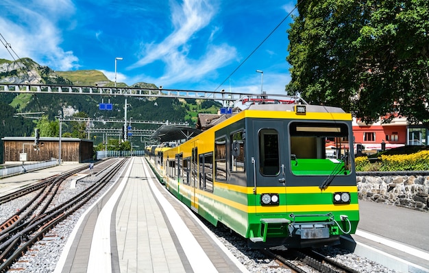 Rack de tren de montaña en Wengen sobre el valle de Lauterbrunnen en los Alpes suizos