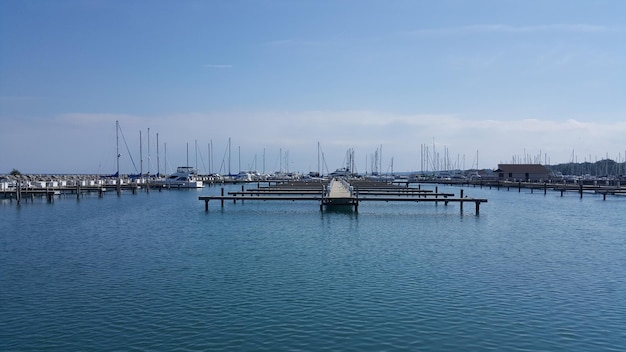 Racks de amarre sobre el mar contra el cielo