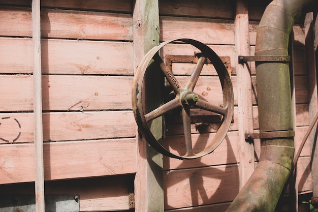 Rad der alten Mähdrescher aus Holz des 19. Jahrhunderts