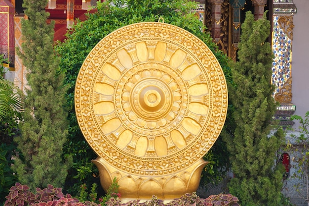 Rad des Dhamma des Buddhismus im thailändischen Tempel Das goldene Thammachak-Rad war ein Symbol des Buddhismus