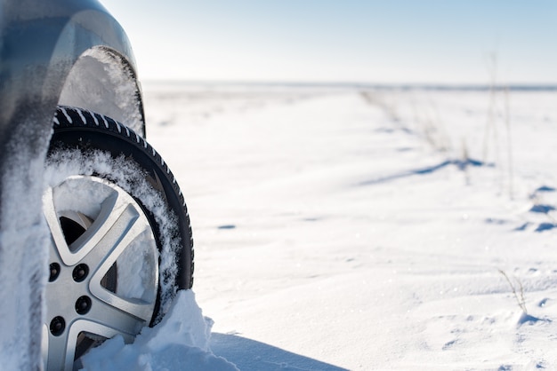 Rad im Schnee auf dem Feld