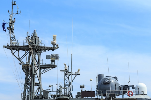 Radar de buque de guerra en el puerto de Tailandia en el cielo azul