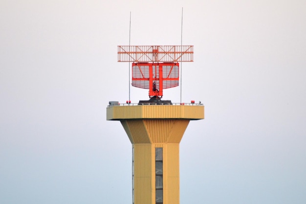 Radar de voo no aeroporto de perto