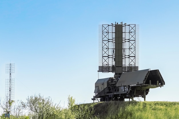 Radar militar moderno de nova geração para detectar e proteger contra um inimigo aéreo sem guerra
