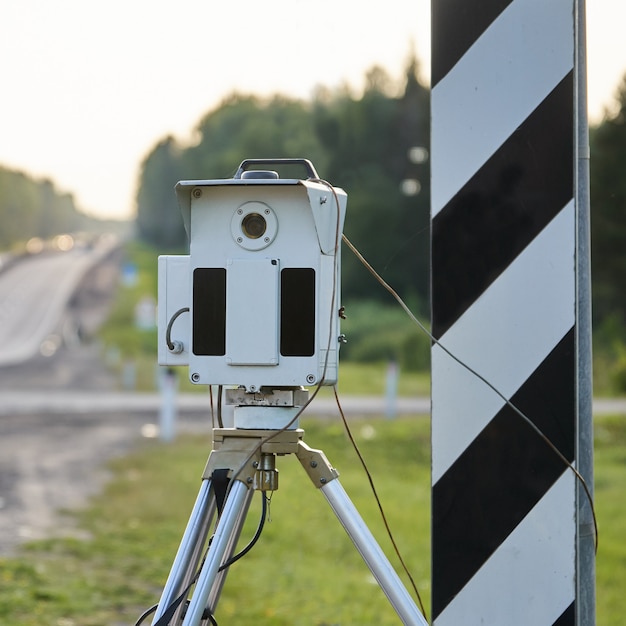 Radar policial para medir a velocidade de passagem de carros em rodovias na rússia em dia de verão