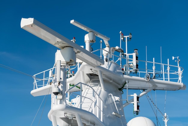 Radarantenne am Mast eines Kreuzfahrtschiffes