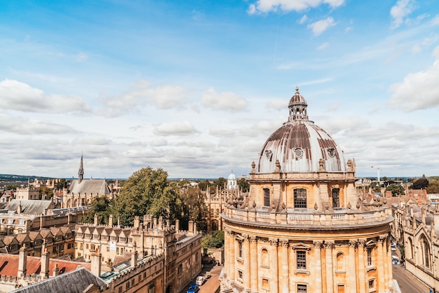 Radcliffe Camera y All Souls College de la Universidad de Oxford. Oxford, Reino Unido.